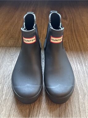 Hunter Matte Black Chelsea Waterproof Boots with Red Logo